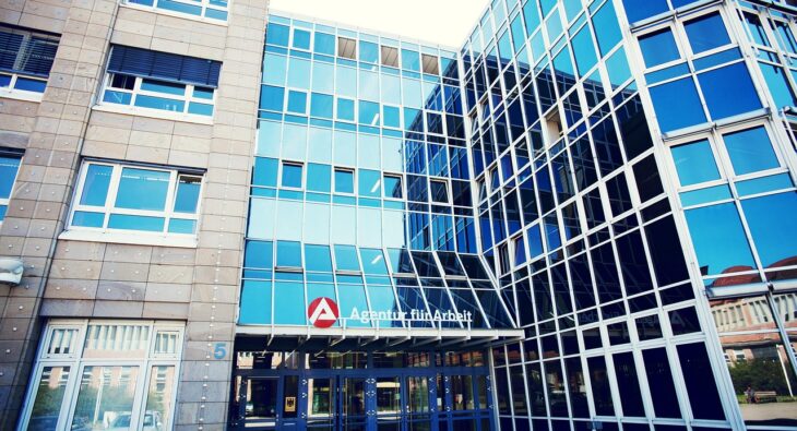 Brakuje Ci Pracowników? Oto Jak Globalna Agencja Rekrutacyjna Zmienia Grę we Francji w 2026!